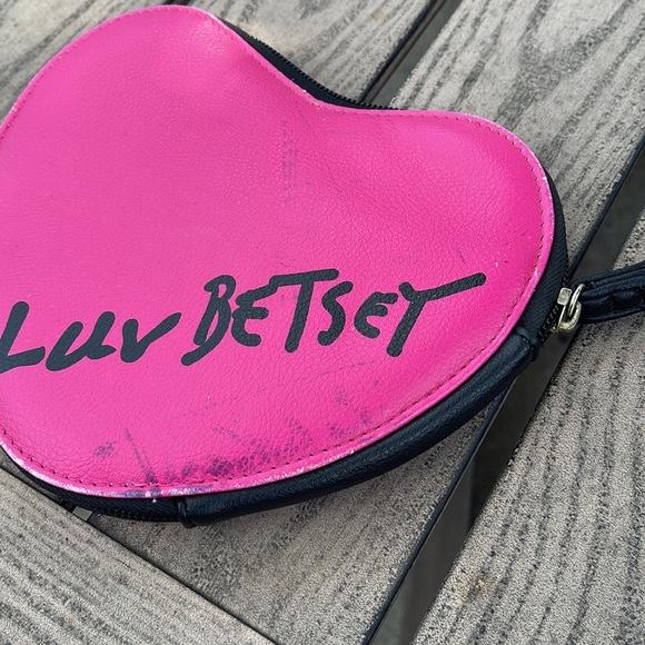 Betsey Johnson Luv Betsey Fushia Heart Wristlet - Picture 4 of 11